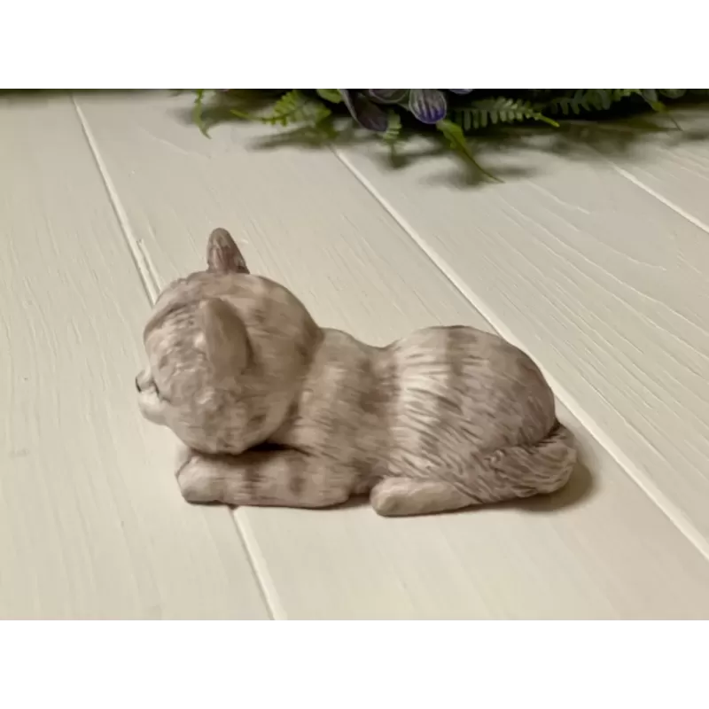 Forma Leżący kotek